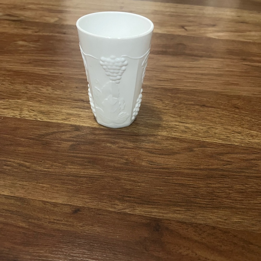 Vintage colony grapevine milk glass tumbler